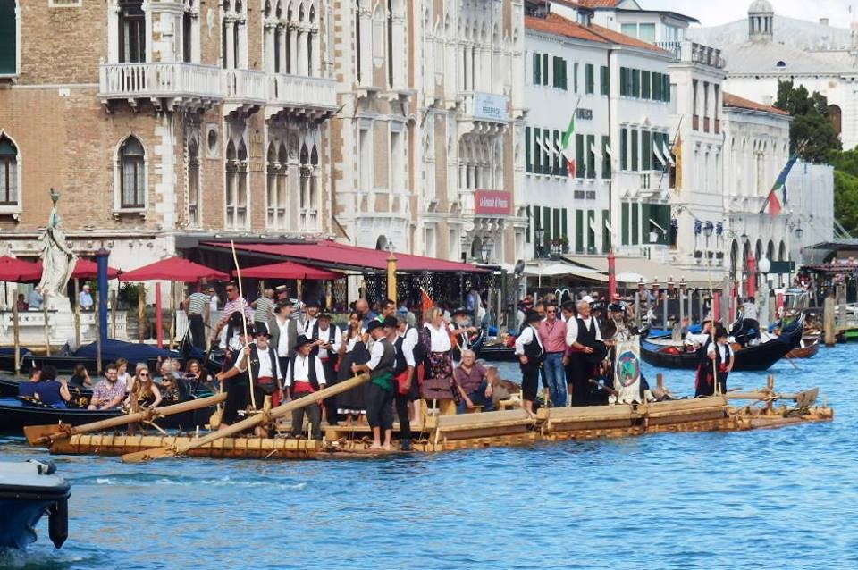Ve vorech se dopravovalo dřevo pro Benátky. Připomínají si to plavci z Codissago