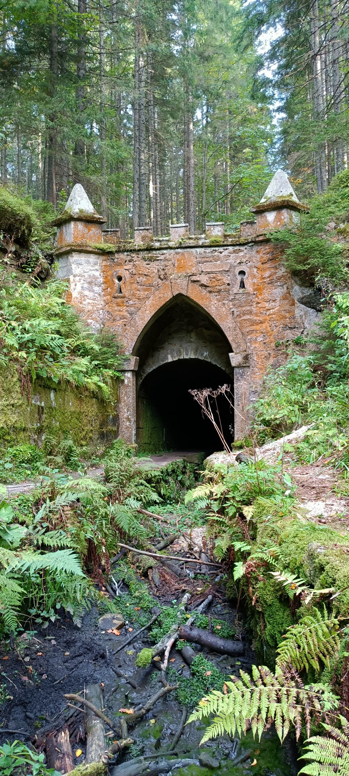 Horní portál plavebního tunelu pohledem z koryta plavebního kanálu.